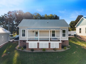 Building Photo - 211 Auttie Cir