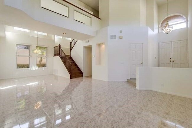 Building Photo - Beautiful 3 Bedroom 2.5 Bathroom home over...