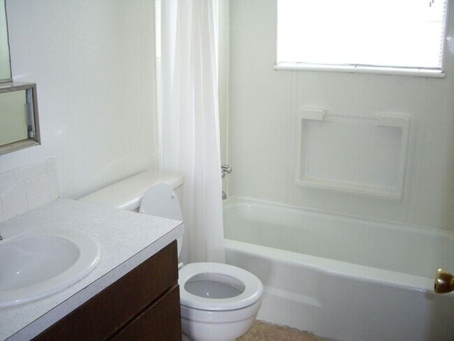 Foto del edificio - Beautiful 2 Bedroom Town Home! INCLUDED IN RENT: Water/Sewer/Gas/Trash