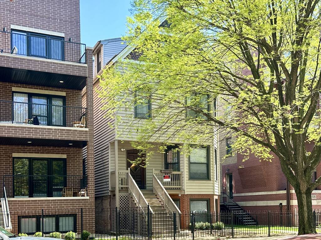 Primary Photo - 3729 N Kenmore Ave