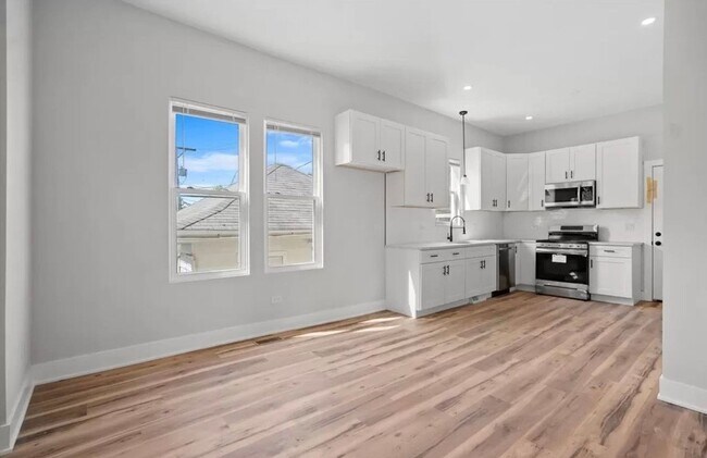Building Photo - Brand new remodeled apartment