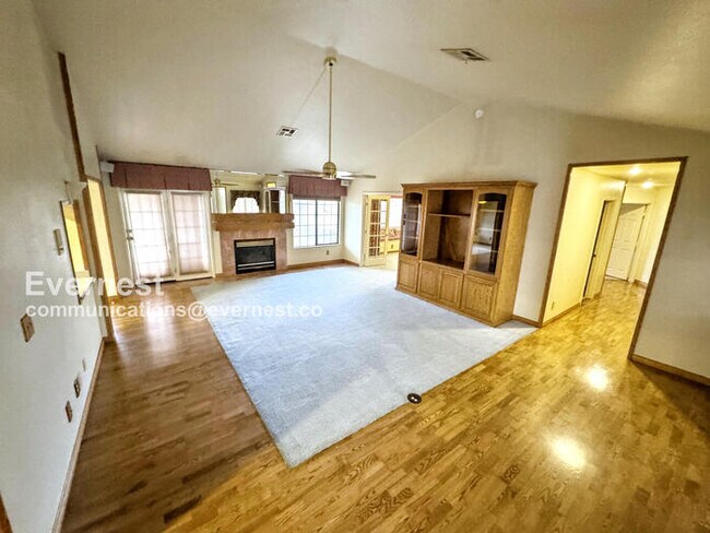 Building Photo - Beautiful 4-Bedroom Home with Garage / Pet-Friendly / Available Now!