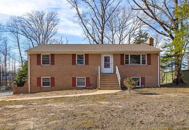 Foto del edificio - Spacious 3 Bed 2 Bath Rancher Available NOW