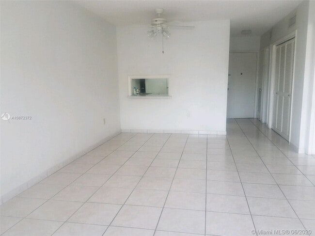 Foto del edificio - 120 Royal Palm Rd