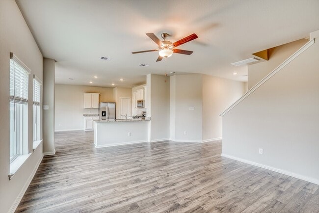 Building Photo - 400 Lynn Lotus Dr