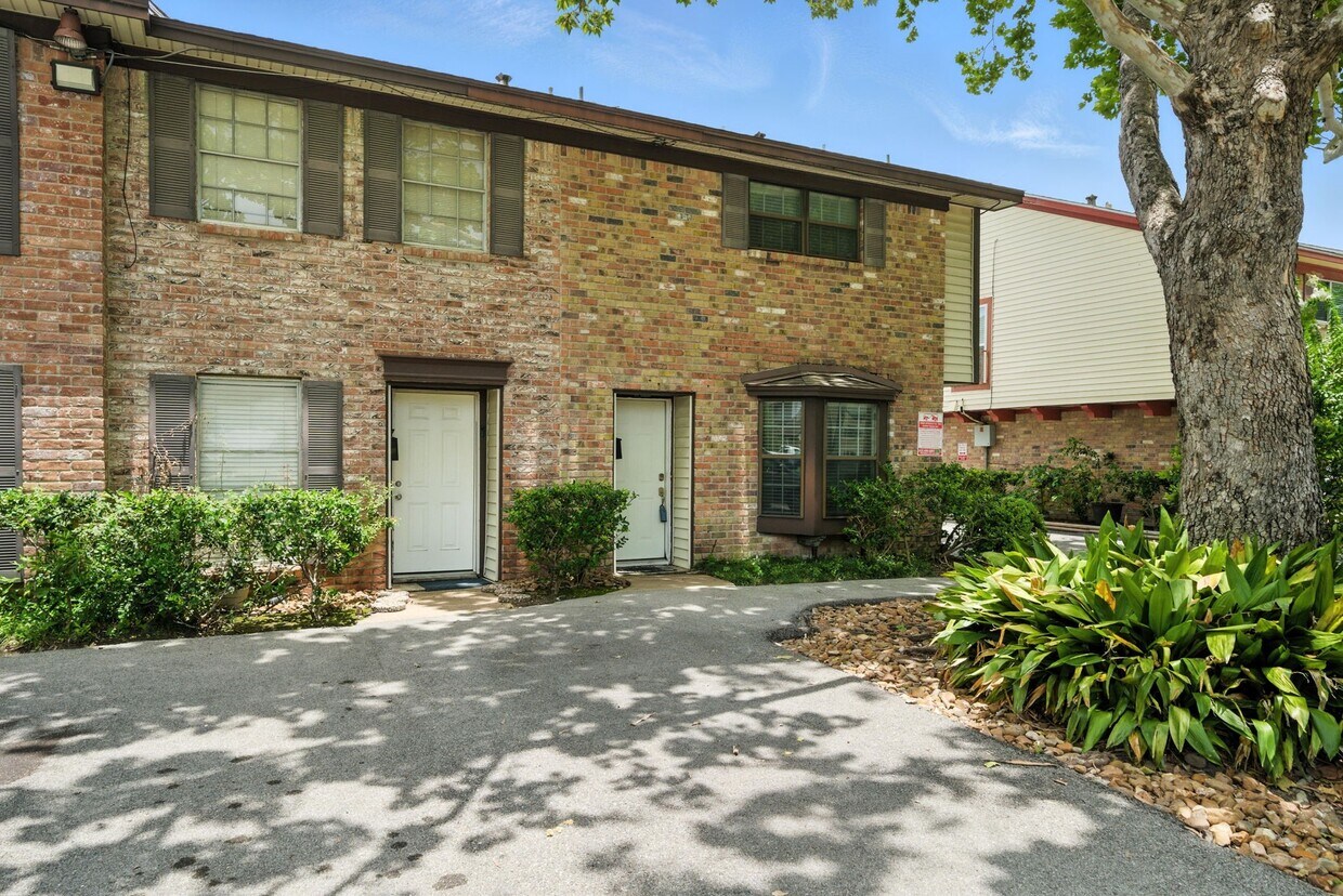 Foto principal - 10666 Hazelhurst Dr