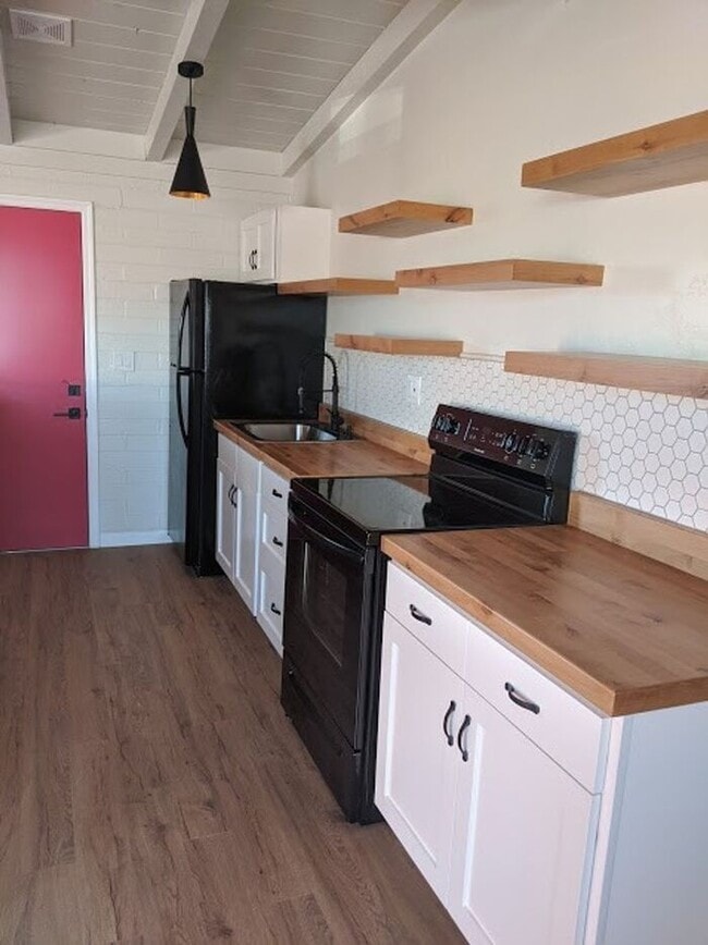 Building Photo - Super Cute Southwestern 2 Bedroom - ! Bath...