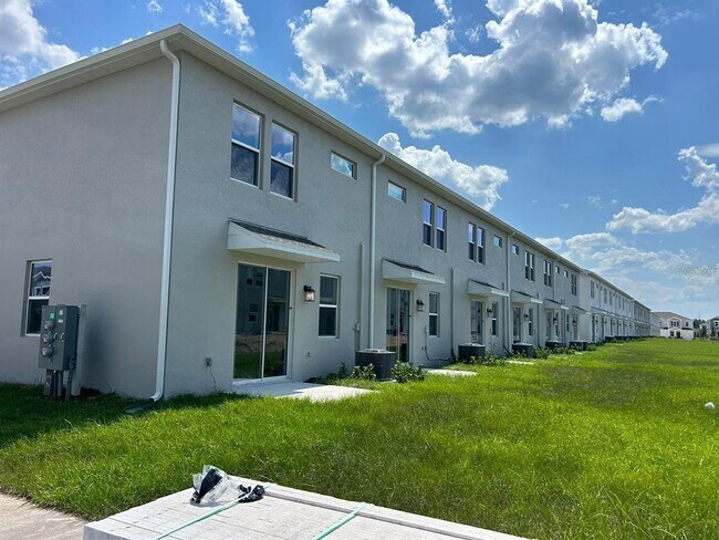 Building Photo - 3350 Laurent Lp