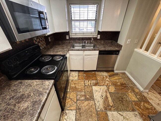 Building Photo - INTRODUCING A COZY AND CONVENIENT 1 BEDROO...