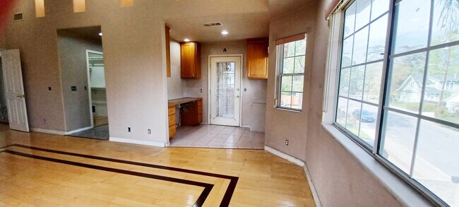 Building Photo - 1527 Bellford Ave