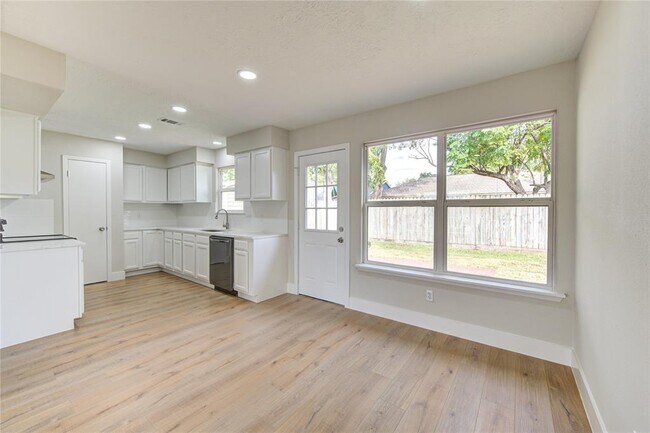 Building Photo - 328 Meadow Wood Ct