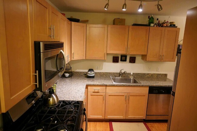 Building Photo - Quaker Green Professional Condo