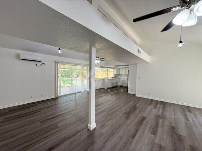 Foto del edificio - 8007 Lake Forest Dr