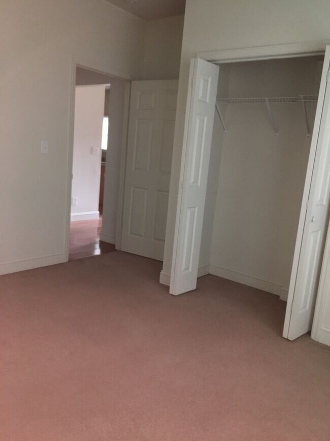 Foto del edificio - 2 Bedroom 1.5 Bathroom in the Grandin Cour...