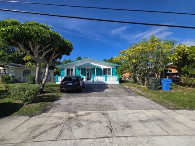 Photo - Comfortable Oakland Park Living - 3BR with Outdoor Space House