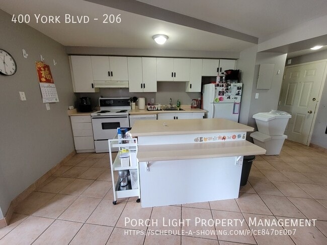 Building Photo - 2 Bedroom Open Concept Condo in Excellent ...