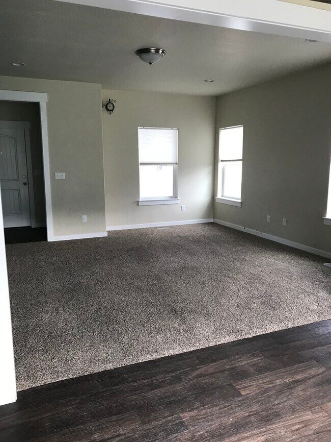 Building Photo - Beautiful, Spacious Home in Bluffdale!
