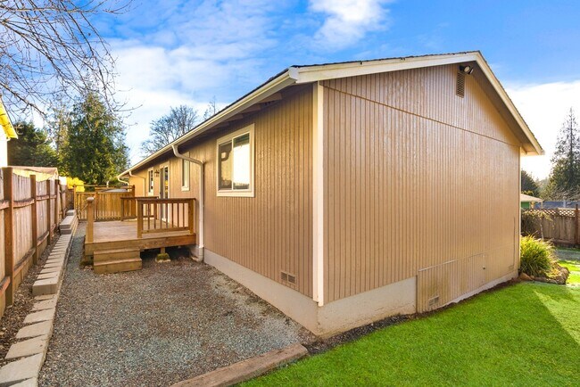Building Photo - 3 Bedroom 2 Bath Duvall Rambler