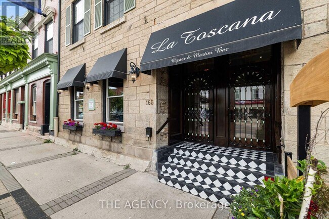 Photo du bâtiment - 163-163 Main St E