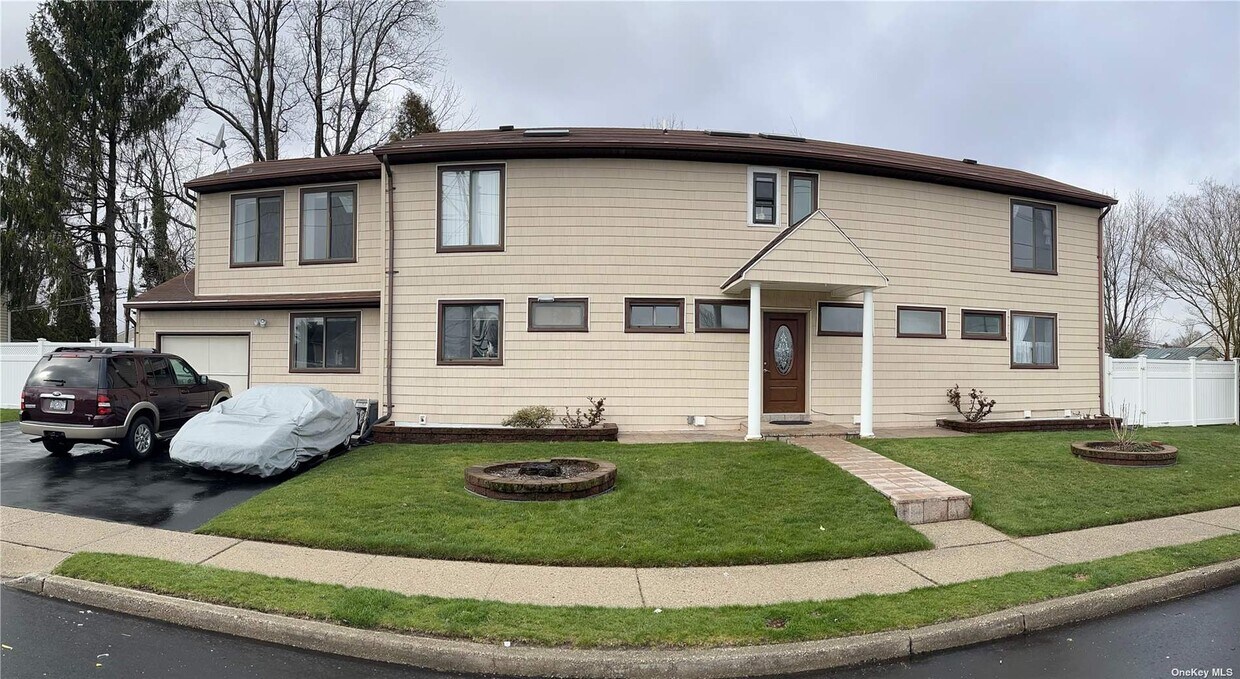 8 Albergo Ct, Bethpage, NY 11714 Townhome Rentals in Bethpage NY