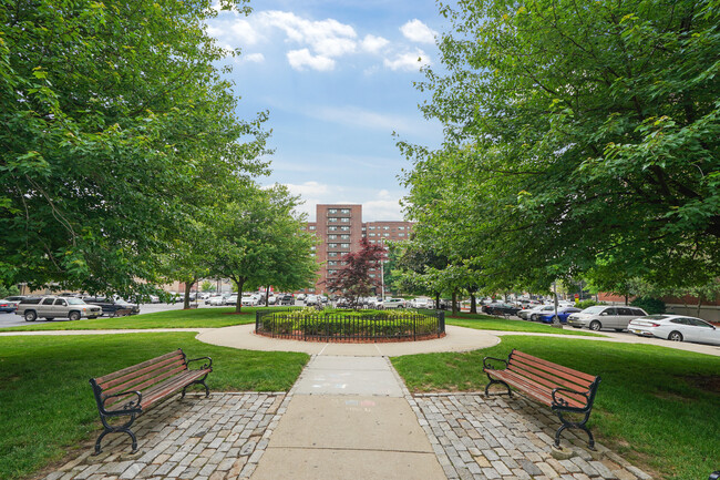 Building Photo - Maple Gardens