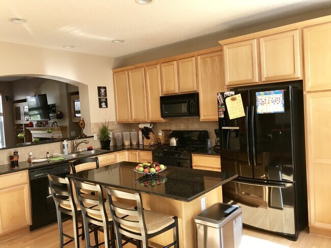 Foto del edificio - Beautiful 3 Br / 2.5 Ba TH w/ Granite Counters, Hdwd Flrs, 2 Car Garage in Eden Prairie!