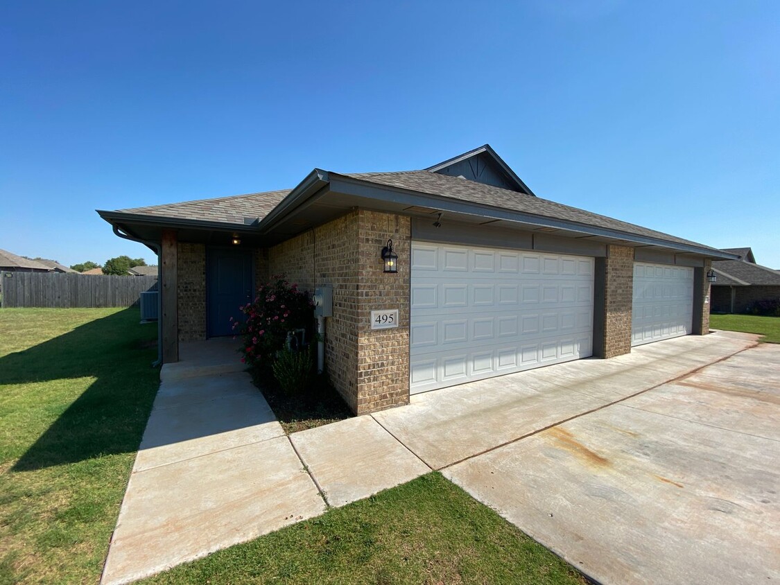Primary Photo - 3 Bed 2 Bath 2 Car Garage Duplex In Piedmo...