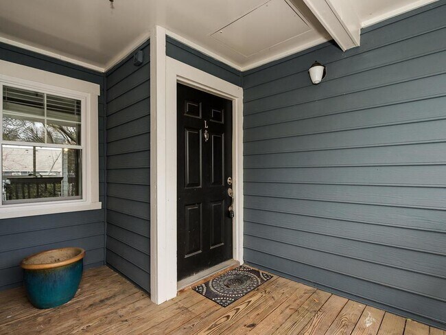 Foto del edificio - Nestled in the heart of Dilworth surrounded by rocking chair front porch homes and tree lined str...