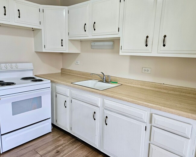Building Photo - Charming 1 Bed, 1 Bath Condo In High Rise ...