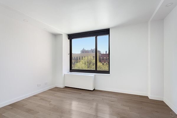 Building Photo - 270 W 17th St