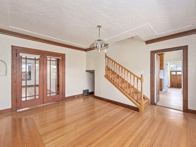 Building Photo - Beautiful Home in Quaint Neighborhood