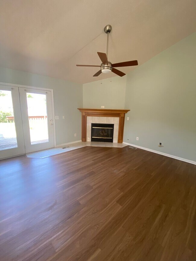 Building Photo - Spacious 4 Bedroom, 2.5 Bath Home