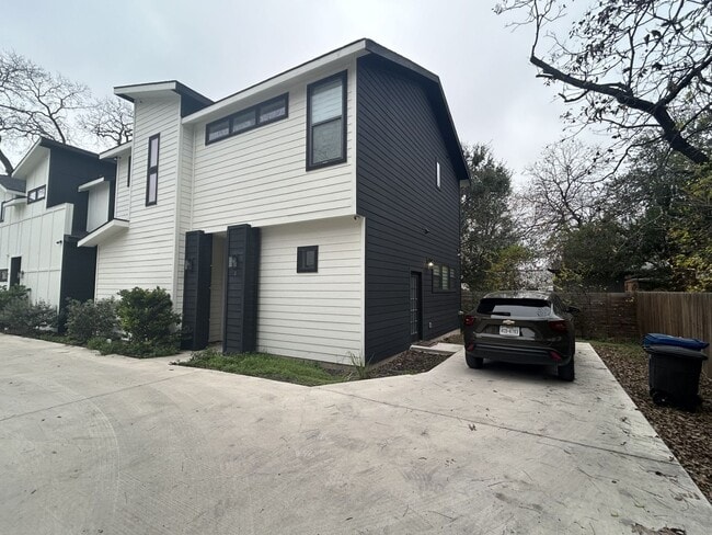 Building Photo - 2BED / 1BATH Condo/Townhome For Lease! Available NOW!