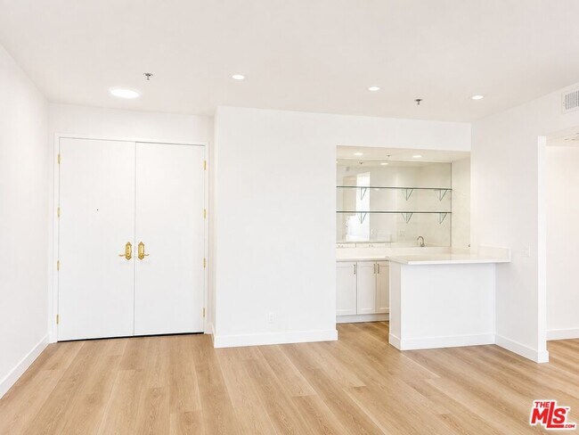 Building Photo - 10390 Wilshire Blvd
