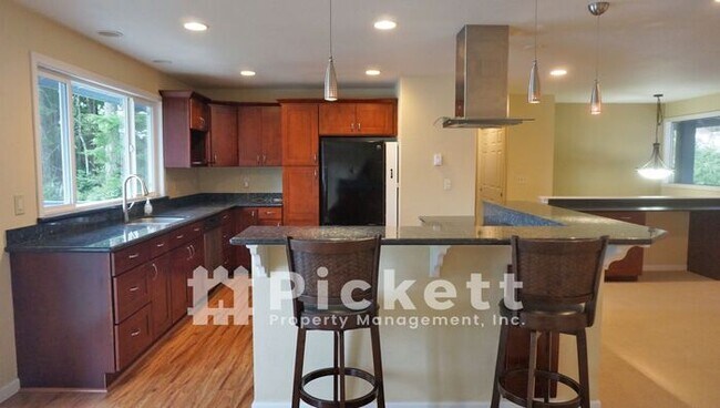 Foto del edificio - 3 Bedroom Lake Front Home on Lake Tahuyeh