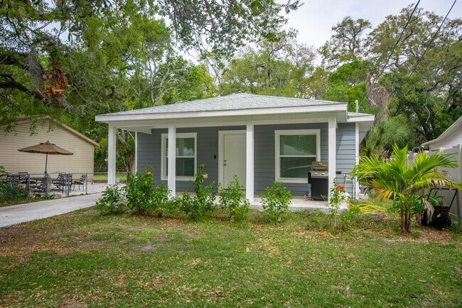 ¡HERMOSA CASA! - 325 11th Ave E