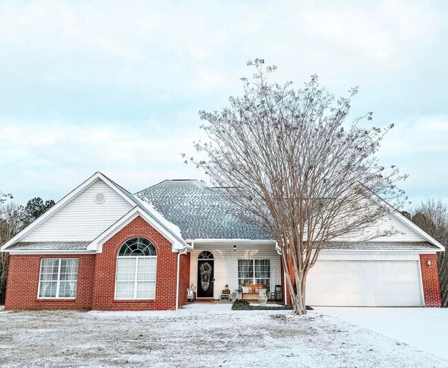 Charming Columbus Home with Fireplace, Natural Light & Outdoor Space - Charming Columbus Home with Fireplace, Natural Light & Outdoor Space