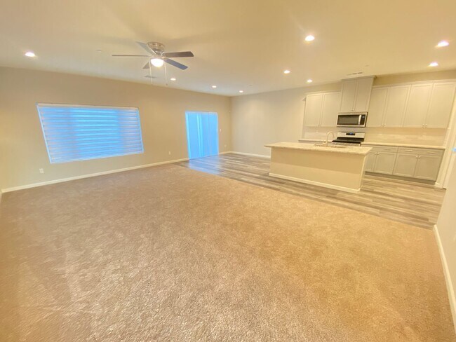 Foto del edificio - Modern 4-Bedroom Home in Northeast Bakersf...