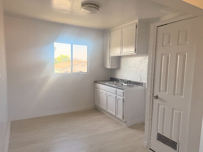 Foto del edificio - 1156 W 39th St