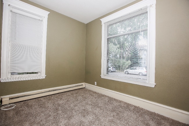 Building Photo - 644 Van Buren St NE