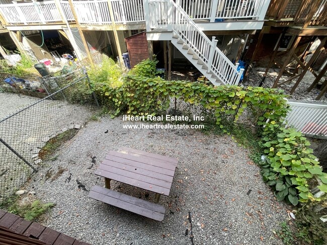 Building Photo - 474 E 7th St