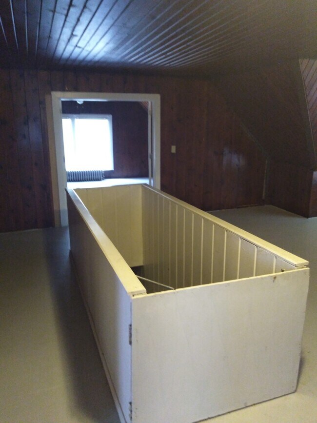 Building Photo - 2 Bedroom 1 Bathroom with Claw foot Tub