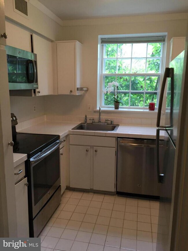 Foto del edificio - 3670 38th St NW