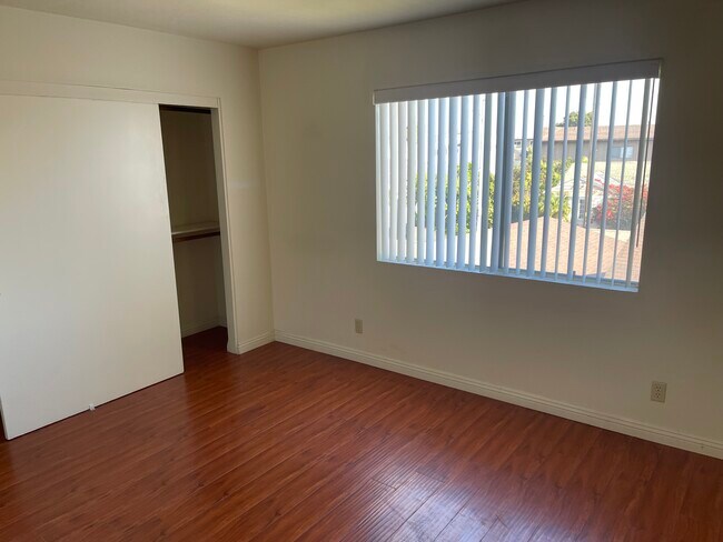 Dormitorio Este y Armario con Puertas Corredizas - 4506 W 172nd St