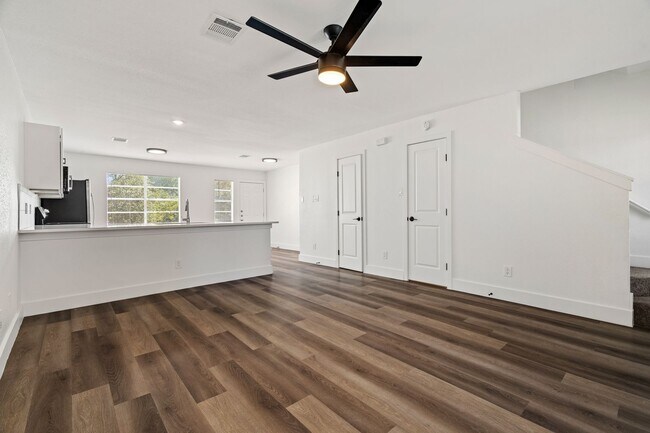Foto del edificio - River Crossing Townhome - 2Bd-2.5BA - Redone to the Nines -  W/D - Resort Pool