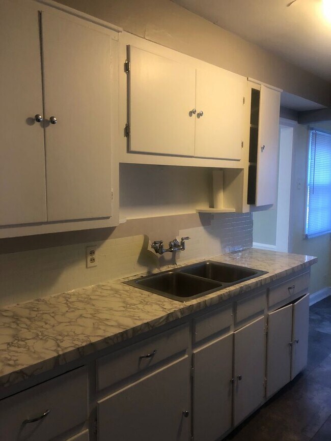 Building Photo - 3 Bedroom Town House/Appointment Only