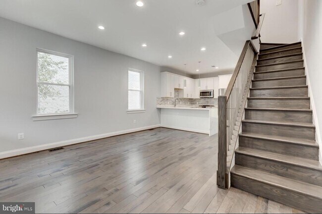 Foto del edificio - 526 Tuckerman St NW