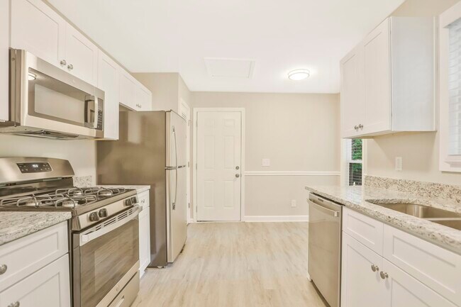 Building Photo - 6085 Sumit Wood Dr Nw