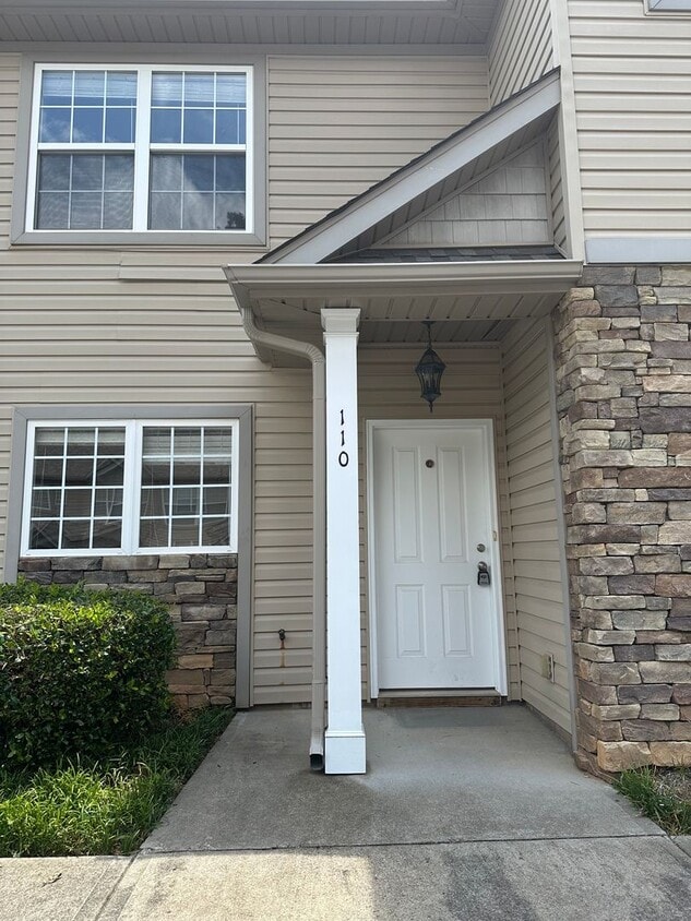 Primary Photo - Beautiful townhome located minutes from Ch...