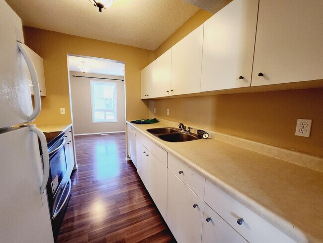 Photo du bâtiment - 636 Saddleback Rd NW